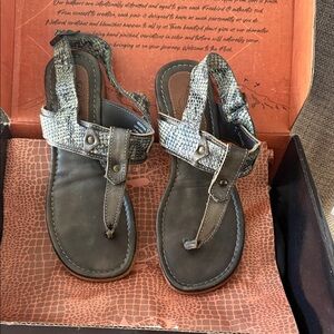 Freebird Black and Gray Sandals